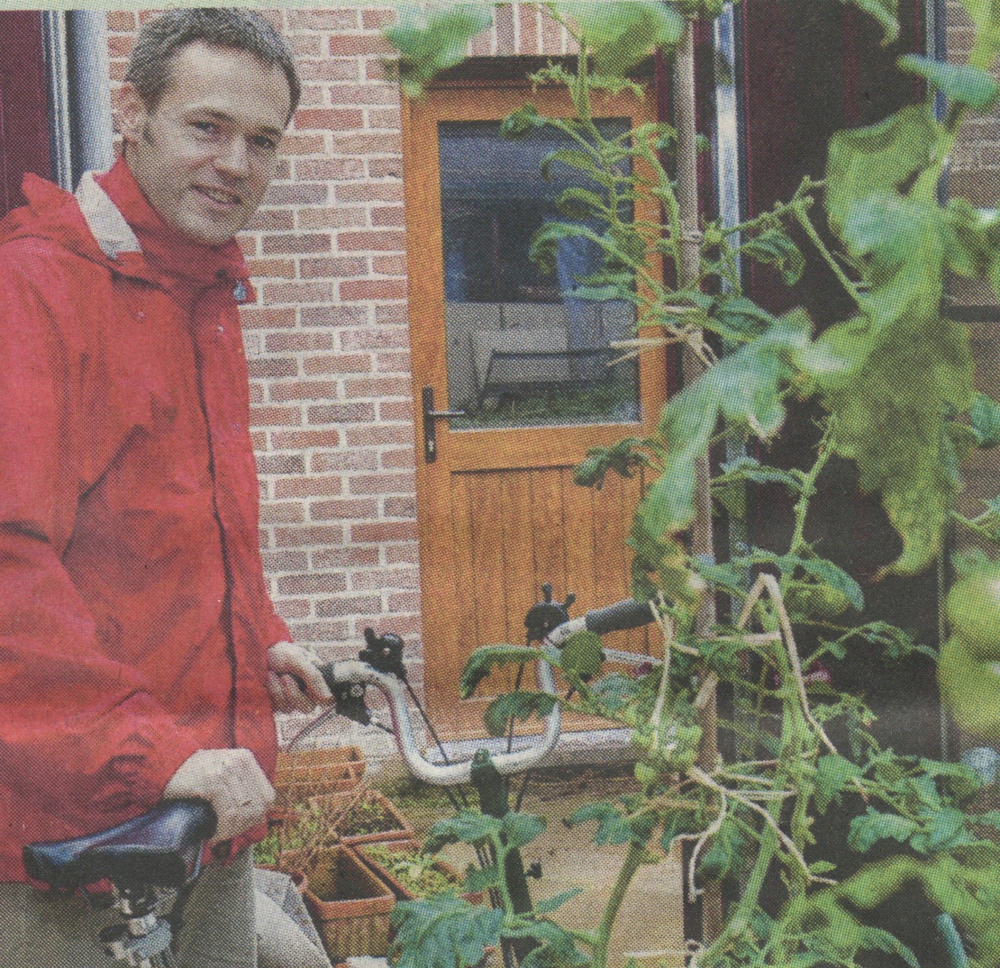 Josué applique son message à la lettre en cultivant ses légumes et en se déplaçant à vélo quand il le peut. © DOMINIQUE DUCHESNES.